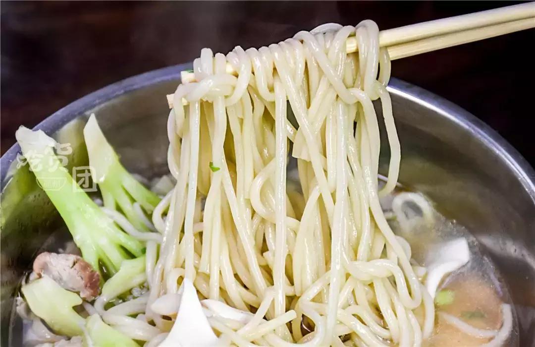 这家店的老板心太坏，放这么多料，是存心为难我胖虎？