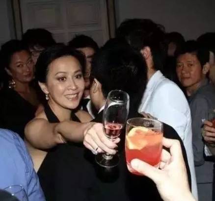 安以轩10克拉钻戒多少钱,安以轩手戴钻戒结婚的图片