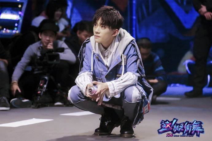 七岁小孩跳街舞很酷的感觉 (小孩喜欢跳的街舞又简单又好玩)