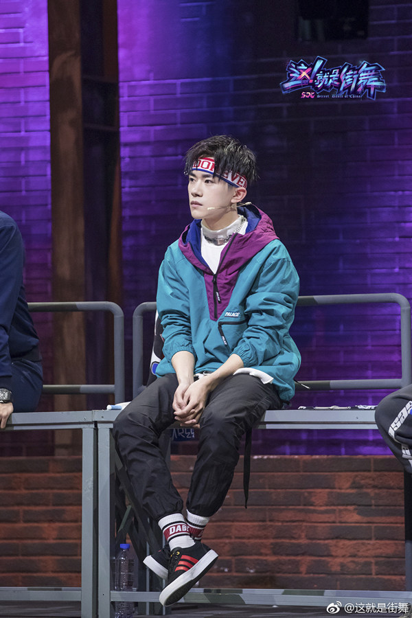 七岁小孩跳街舞很酷的感觉 (小孩喜欢跳的街舞又简单又好玩)