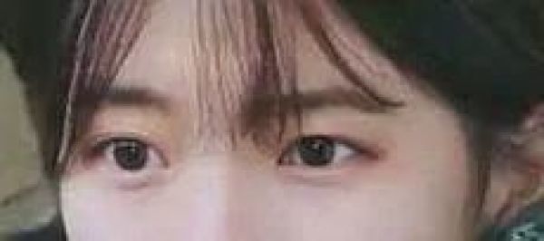 减龄秘籍学谭松韵穿出少女感,冬季怎么扎头发减龄又好看少女