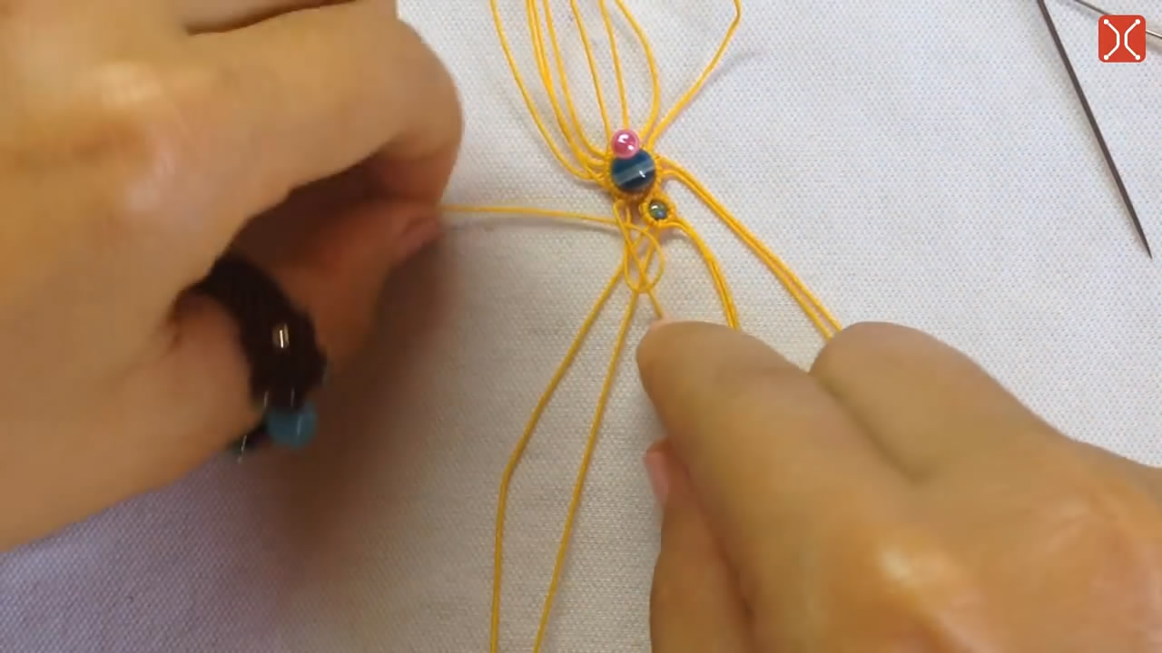 珠子手工编织戒指教程视频,一根线编玫瑰戒指编织方法