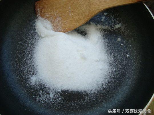 不用不粘锅的锅炒糖色粘锅吗,炒糖色稍微有点苦正常吗