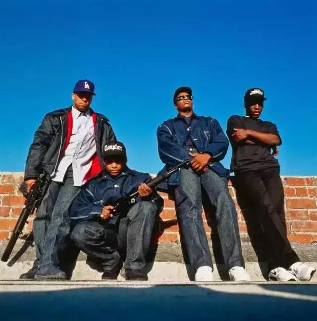 穿上这件外套你就是花丛中最酷的那朵花！