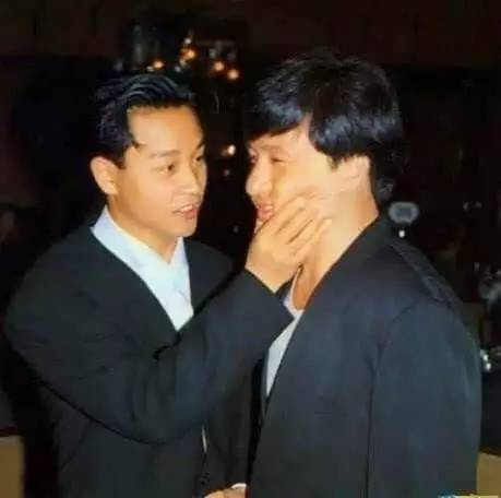 站着的霍金,站起来的霍金多高