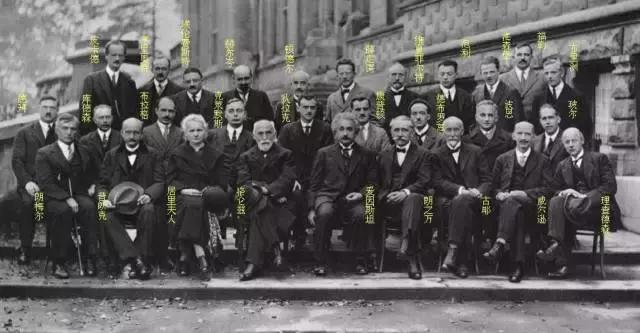 站着的霍金的照片,希拉里和霍金