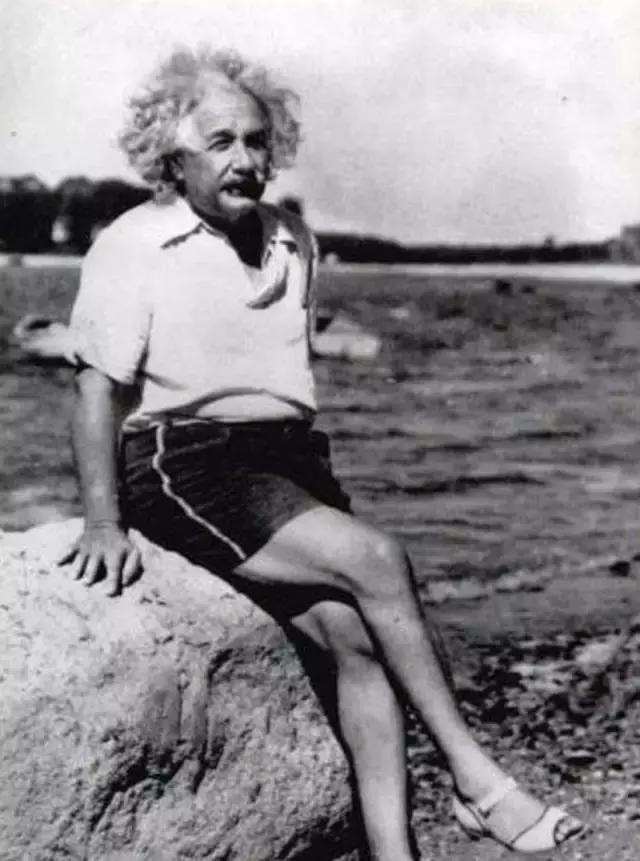 站着的霍金的照片,希拉里和霍金