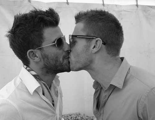 如果你敢做一个同性恋,我就打断你的狗腿