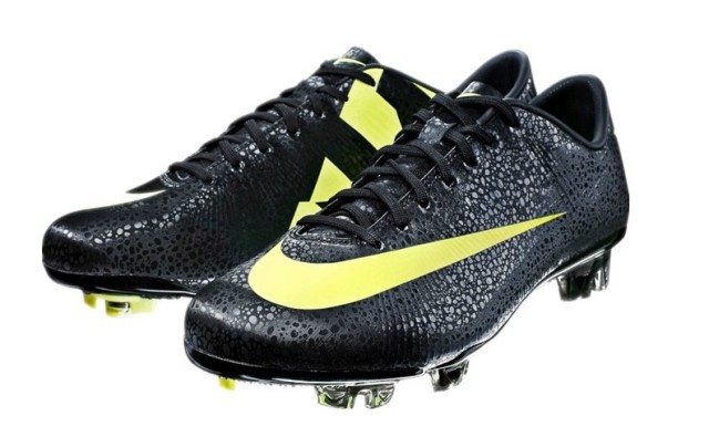 c罗足球鞋耐克无鞋带,c罗出道第一球