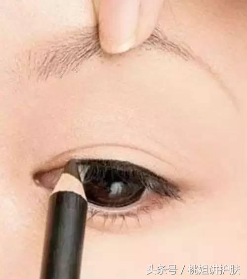 如何画美瞳线才能让眼睛有神,美瞳线尾巴怎么画若隐若现