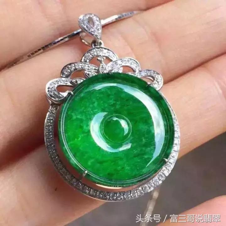 这种绿不叫帝王绿，这是翡翠中的薄水料、挖底货？