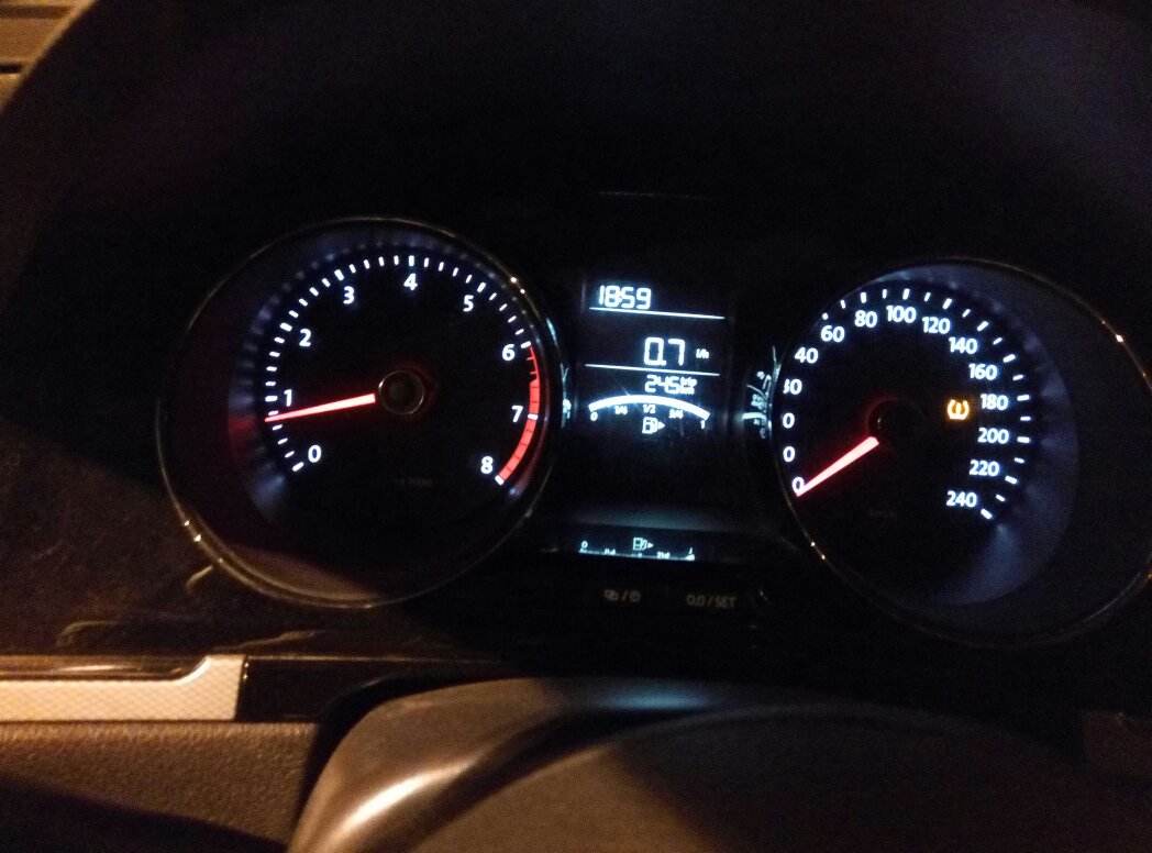 汽车各个灯光的位置在哪以及作用,汽车上的灯光是通过什么作用亮的