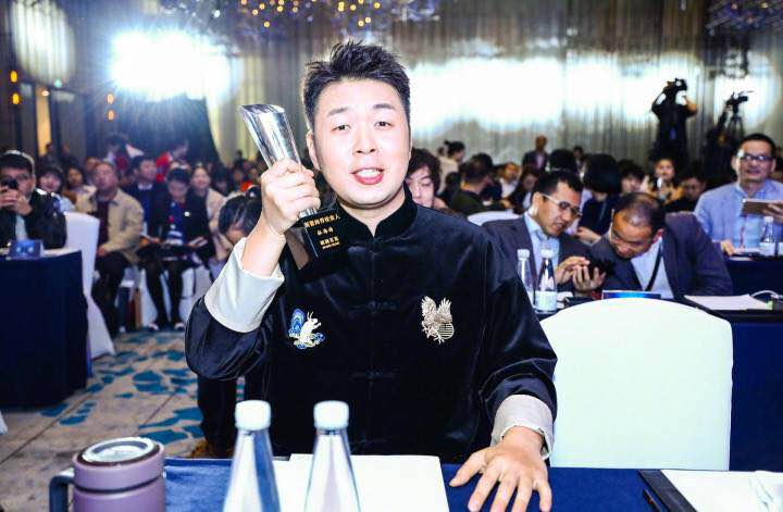 杜海涛吃面还摆拍！入手“饭盒界的爱马仕”，光拍照里头啥也不装