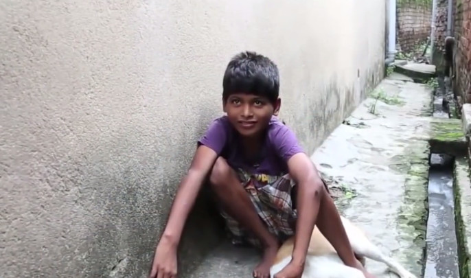 印度男子与流浪狗抢牛奶,印度男孩喝狗奶喝上瘾