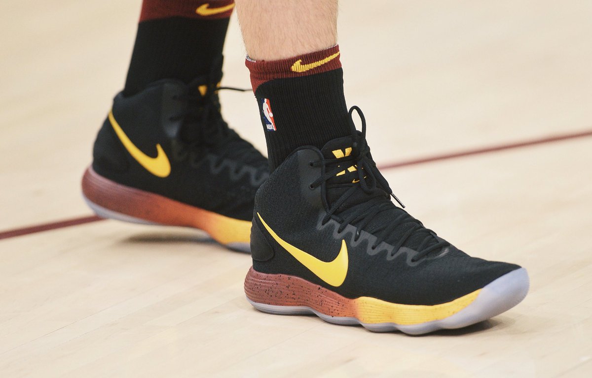 “师弟”让这双鞋在赛场上寿终正寝！IT穿这双鞋说出了湖人总…！