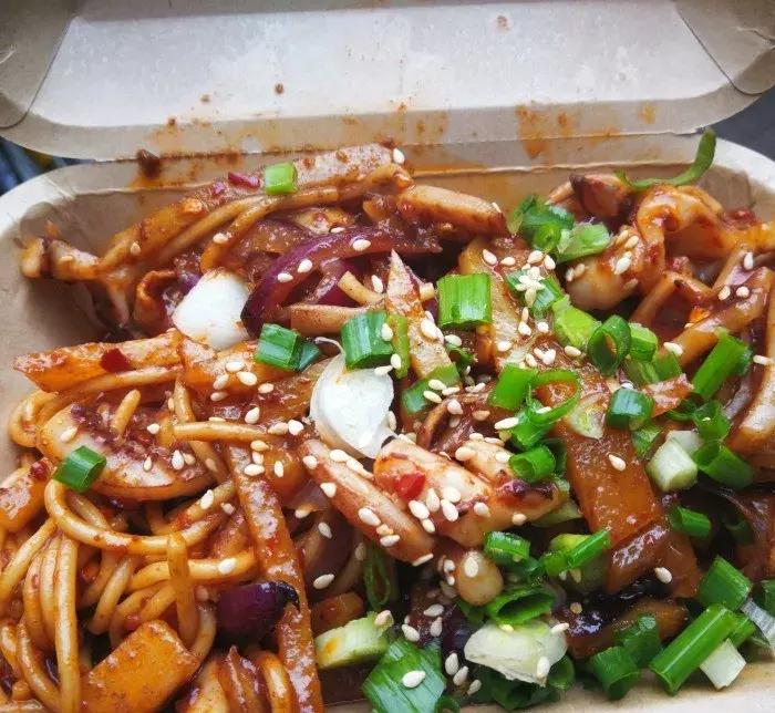 永远要排队的包子店,10元管饱小摊