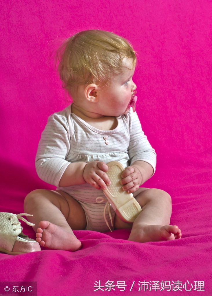 小孩老是穿反鞋怎么纠正,小孩穿鞋穿反怎么教