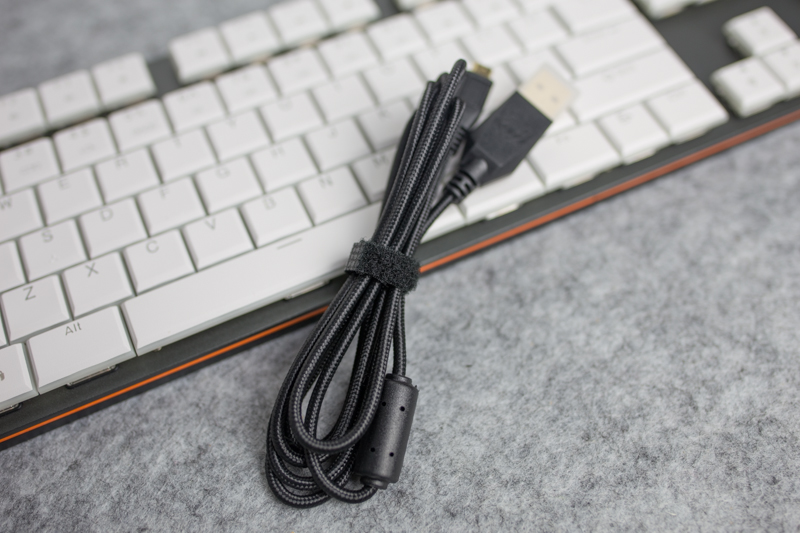 突破机械硬盘的厚度界限，做史上最薄机械键盘，而且它还有光！