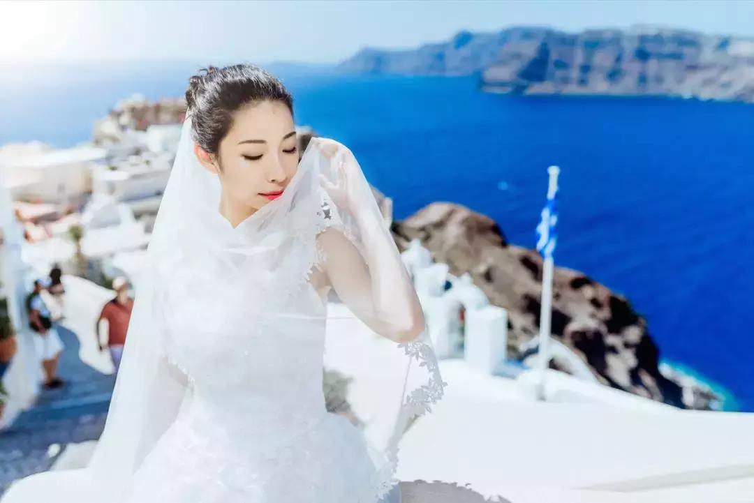 悬崖上的酒店？希腊这个地方成了无数情侣梦寐以求的旅行目的地的