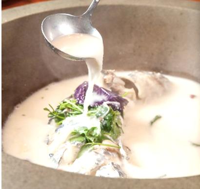 草帽盖出鲜滋味，春季吃鱼最当时——云中歌蒸汽石锅鱼吃起来！