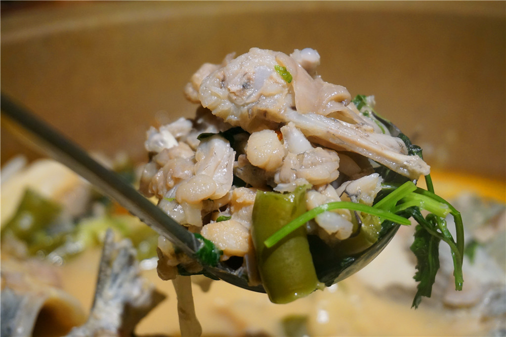 草帽盖出鲜滋味，春季吃鱼最当时——云中歌蒸汽石锅鱼吃起来！