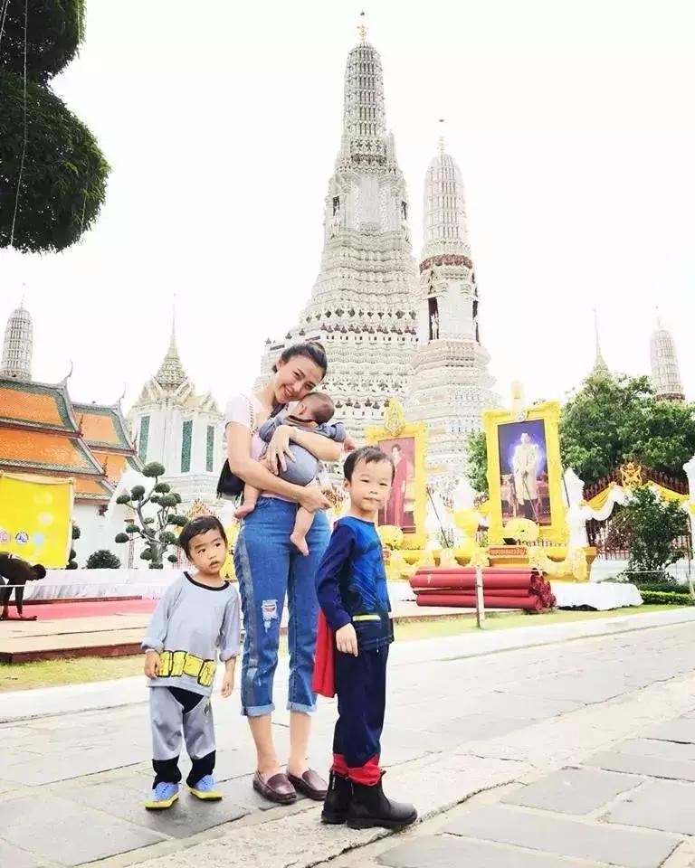 妈妈带一个不想上学的孩子捡垃圾,孩子不想上学父母带他去捡垃圾