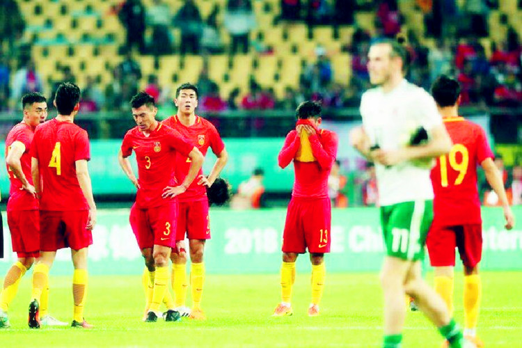 国足令人愤怒瞬间,国足残暴犯规