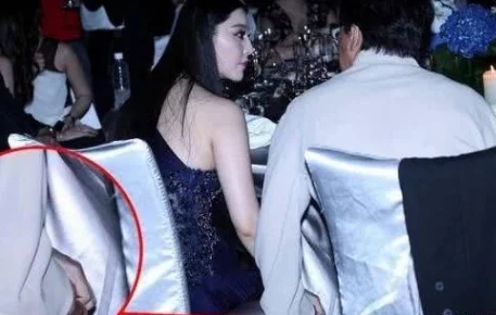 5年前范冰冰和成龙酒桌下的小动作意外曝光,再次心疼李晨三秒钟