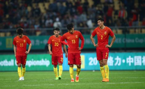 里皮带领中国队1:0胜韩国,国足输掉了比赛场外被人骂