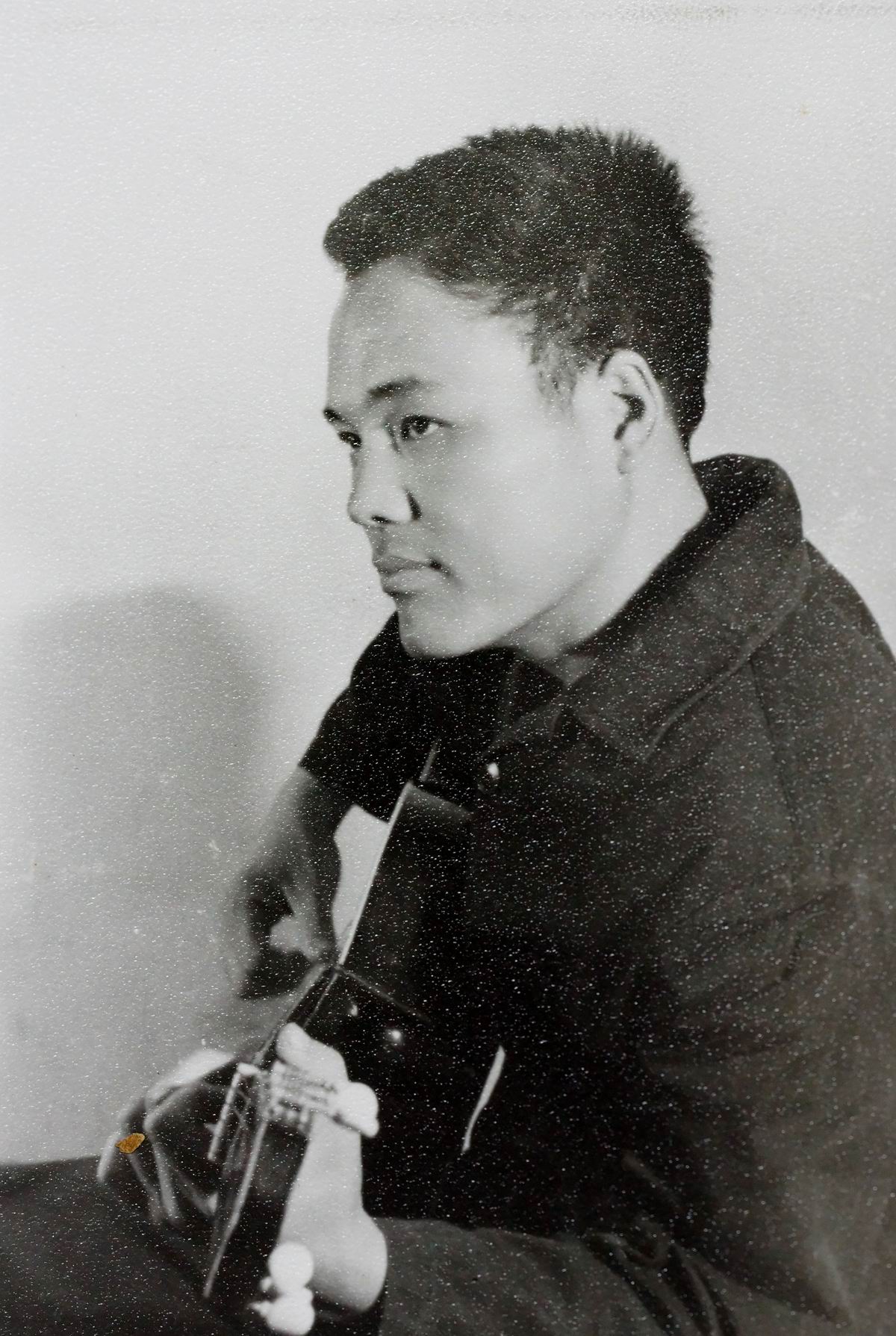 民国至今父子两代都是吉他高手,80年代一把好吉他能买间门脸房