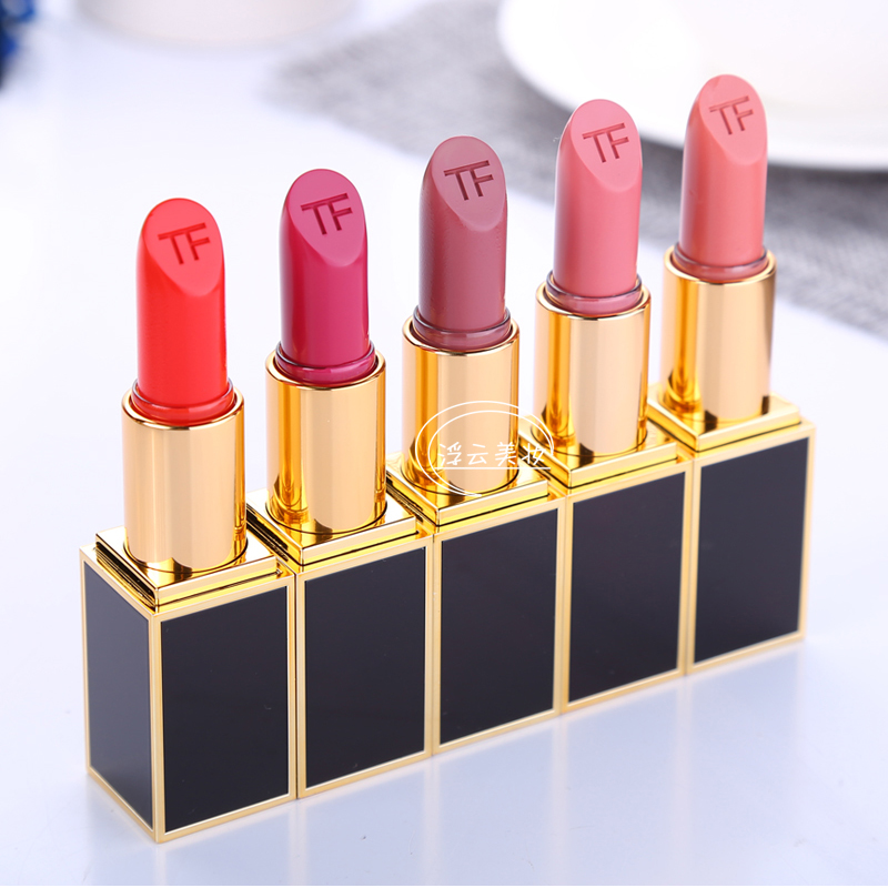 浅色唇妆妆容 (精致大红唇妆容惊艳)