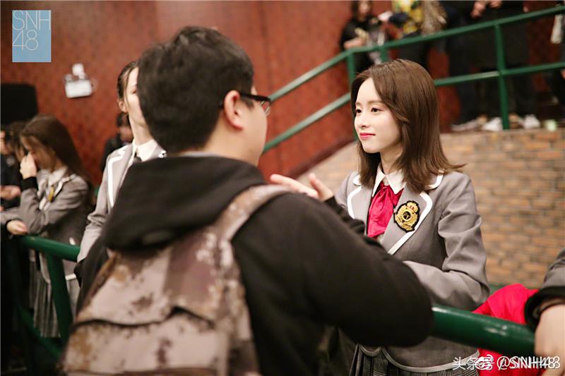 李宇琪谢妮陈琳刘佩鑫携队友现身SNH48TEAMFT出道纪念握手会