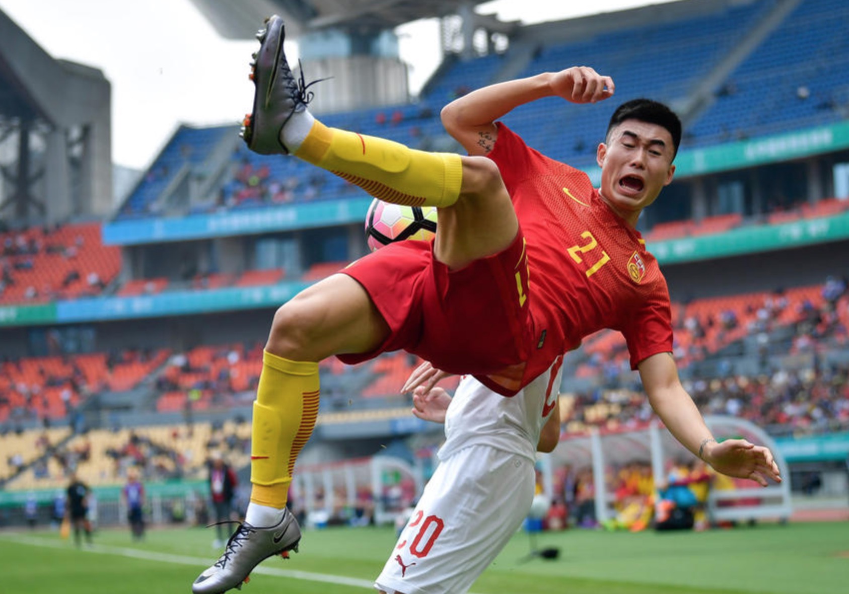 国足小将连续摆脱世界波直奔死角,够拼