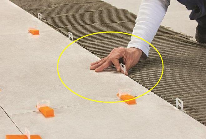 德国瓦工都这样铺地砖，几十年不出问题，我国师傅要学的还很多！