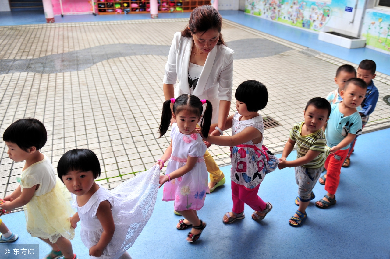 适合幼儿园老师教的经典儿歌,幼儿园老师教孩子们的儿歌大全