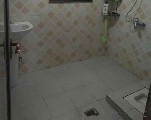 担心卫生间太脏，聪明老公多加了个20公分台阶，师傅都忍不住夸夸