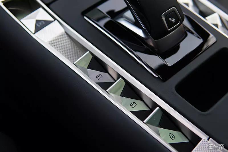 未来感十足新款ds7全球首发亮相,设计为王人性为先试驾国产ds7