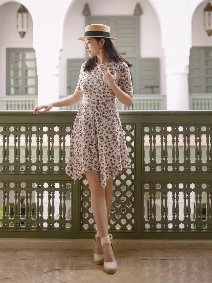 深色碎花裙拍照,碎花裙的拍照姿势在家