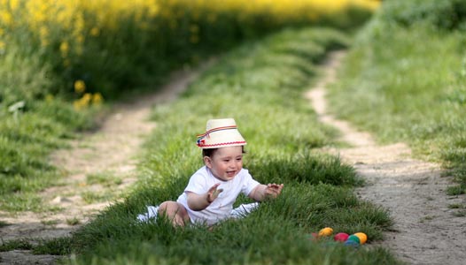 孩子生下来应该跟谁姓,新生儿跟谁姓是由谁决定的