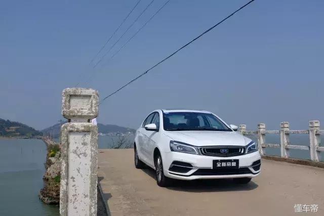 吉利帝豪ec7和715哪个好,吉利帝豪ec7油气混合版测试