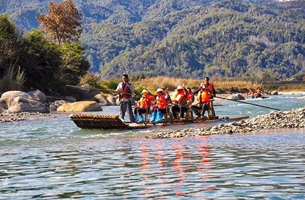 乘坐竹筏畅游楠溪江,乘着竹筏一起享受大自然的美