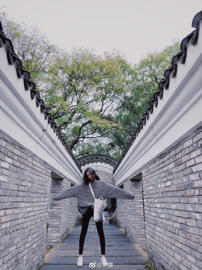 刘雯照片摆拍姿势的摆法,拍照高级pose刘雯站立走秀