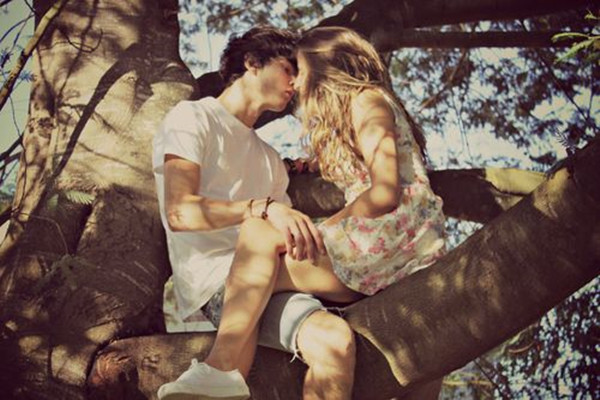 她在做奶奶的年纪依旧享受18岁的欢愉，她说这是一种疯狂的幸福