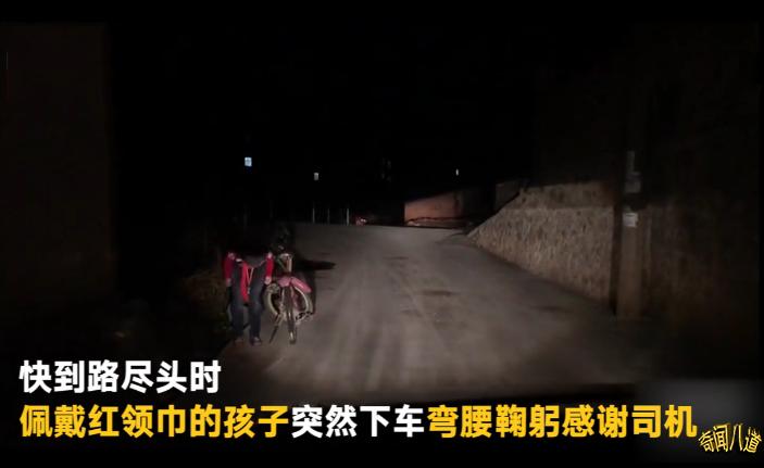 好心司机照亮女孩,大货车照亮一群夜路行走的小朋友