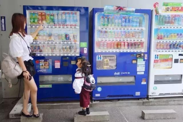 美女妈妈带女儿玩耍,日本迪士尼烟花