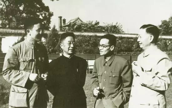 特工普京，罕见的李嘉诚，没有胡子的鲁迅，这些照片你一定没见