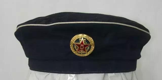 无檐军帽,无檐帽女军官