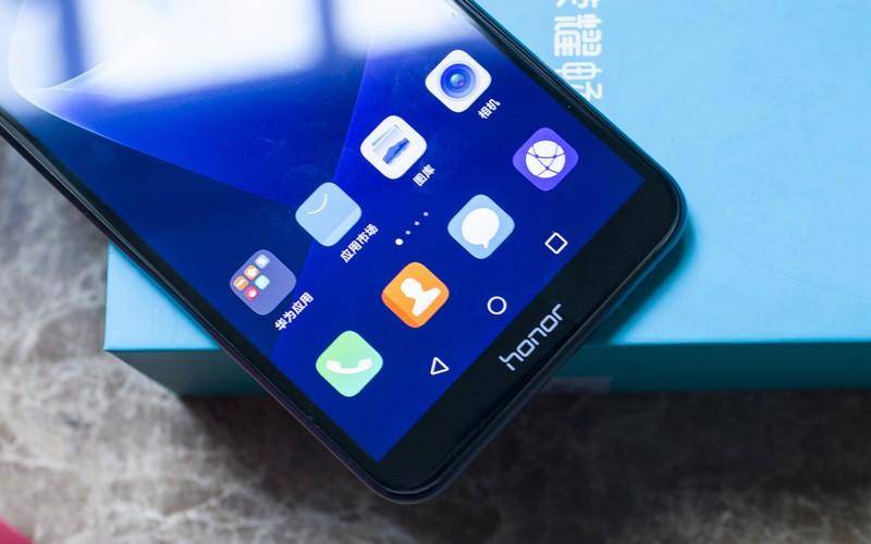 899元就可以购买这么酷炫的神器荣耀畅玩7C全面屏和人脸解锁