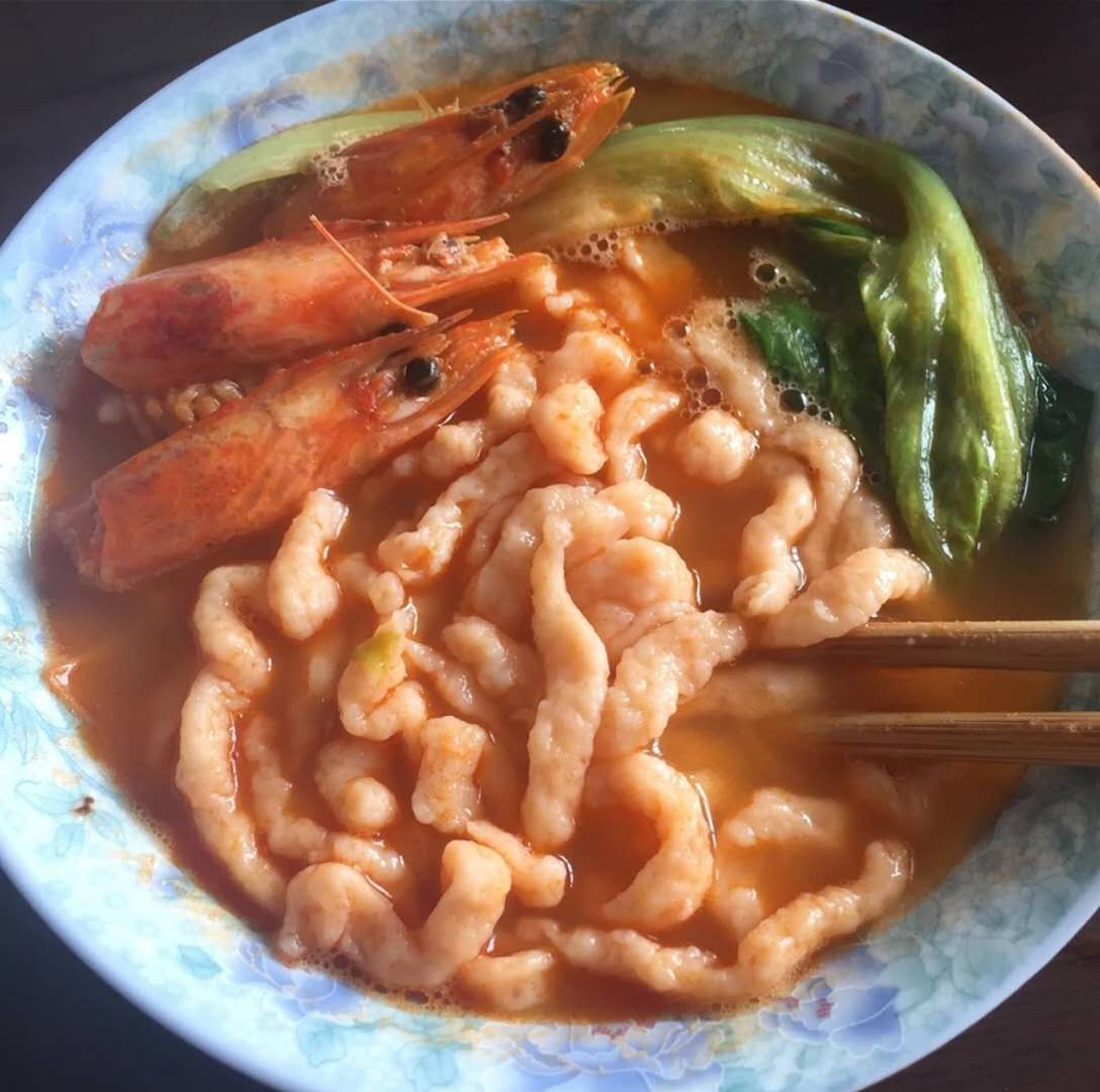 煎鸡蛋青菜大虾面条家常做法,大虾西红柿面条的家常做法
