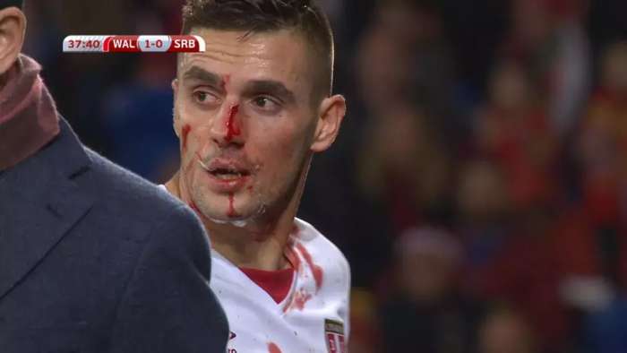 立刻滚出球场!这种人不配踢足球!足球场不是你出气的地方